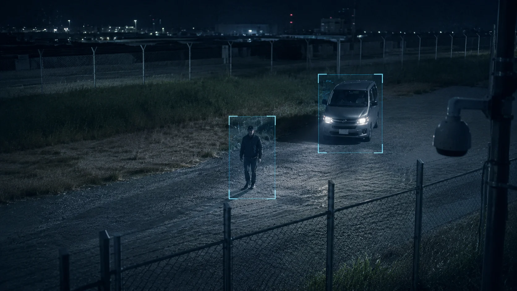 PTZカメラ映像で人物と車両を識別し追跡する夜間監視イメージ